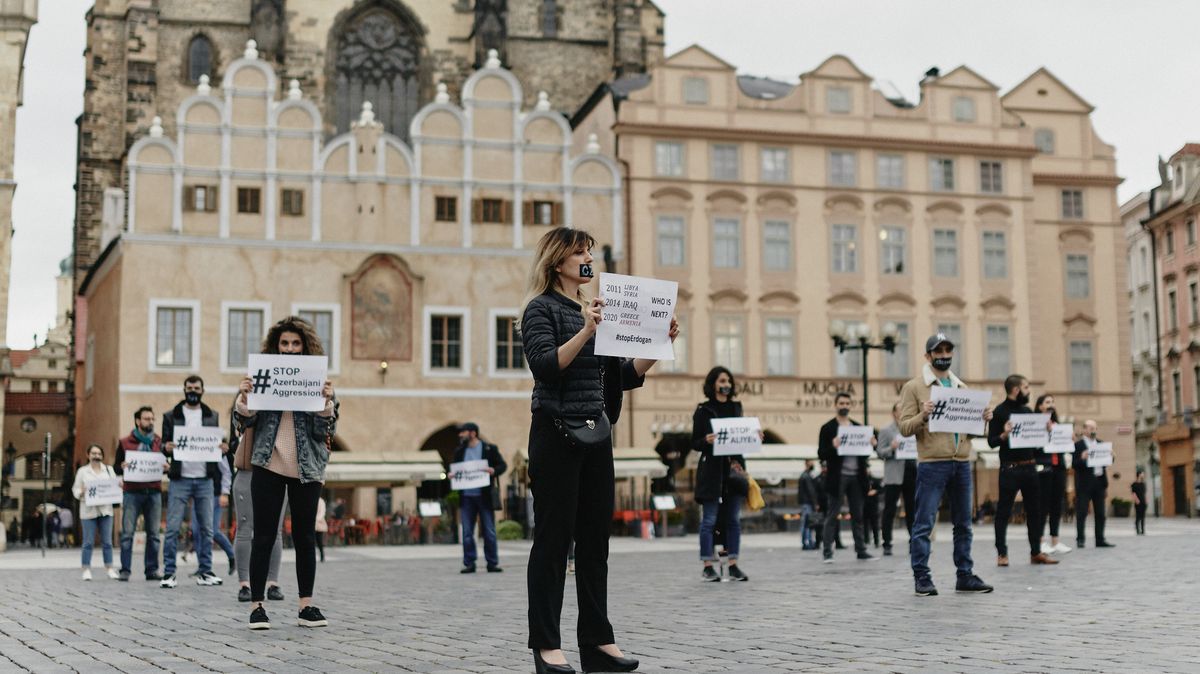 Obrazem: Lidé v Praze protestovali proti násilí na Arménech